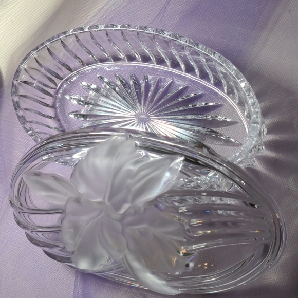 Crystal covered dish Lilly etched on top lid jewelry or keepsake good condition - Picture 4 of 7